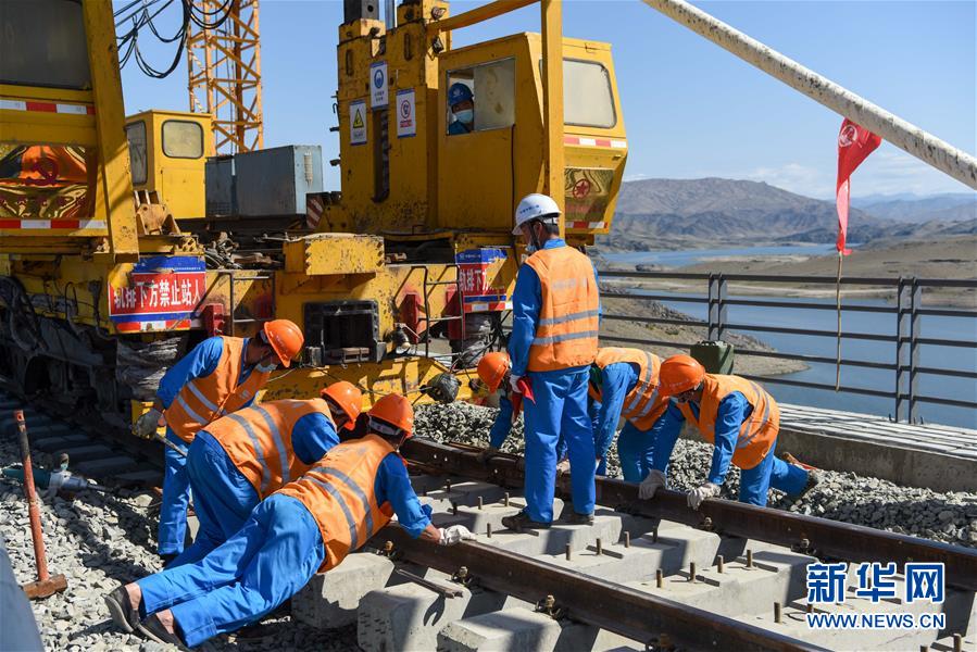 （經(jīng)濟(jì)）（6）阿富準(zhǔn)鐵路鋪軌全線貫通 北疆鐵路環(huán)線正式形成