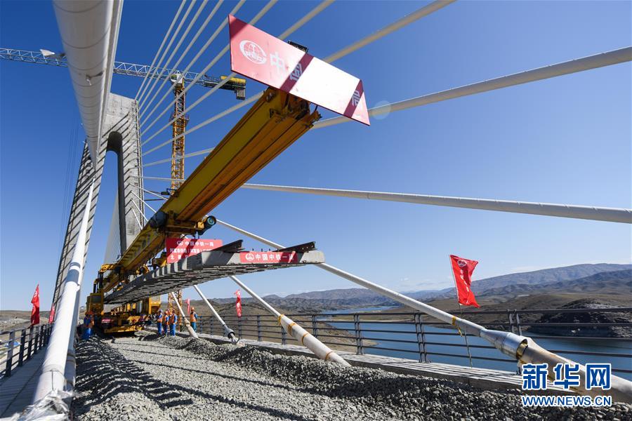 （經(jīng)濟(jì)）（5）阿富準(zhǔn)鐵路鋪軌全線貫通 北疆鐵路環(huán)線正式形成