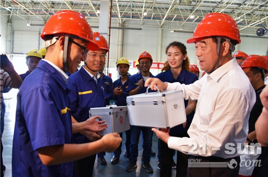 周鐵根書記為徐工送來別樣清涼!