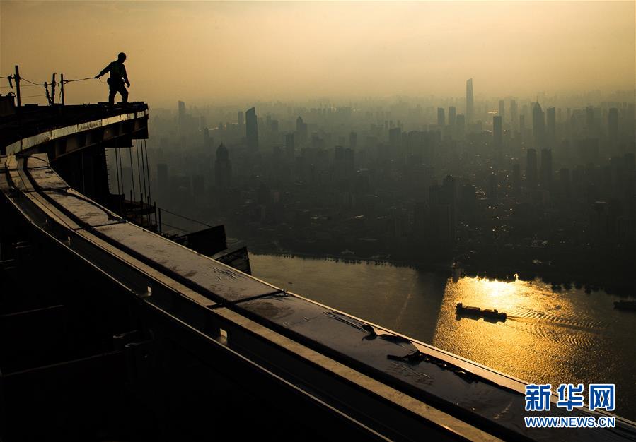 (圖片故事·高溫下的勞動者)(1)俯瞰長江的建設(shè)者