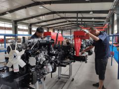 浙拖奔野年組裝1.5萬臺(tái)拖拉機(jī)整機(jī)項(xiàng)目在安圖投產(chǎn) 第一臺(tái)拖拉機(jī)捐贈(zèng)當(dāng)?shù)刎毨Т?/></a>　　作為奉化與安圖東西部產(chǎn)業(yè)合作幫扶的重點(diǎn)項(xiàng)目，8月19日，總投資5000萬元的浙拖奔野(安圖)拖拉機(jī)制造有限公司在安圖縣經(jīng)濟(jì)開發(fā)區(qū)正式投產(chǎn)運(yùn)作。從面對(duì)面合作洽談到建成工廠投入生產(chǎn)，僅僅不到一年時(shí)間，跑出了東西部產(chǎn)業(yè)合作的新速度，為延邊...<a href=