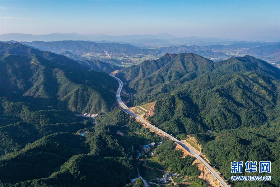 (經(jīng)濟(jì))(4)廣東:韶新高速松山隧道全線貫通