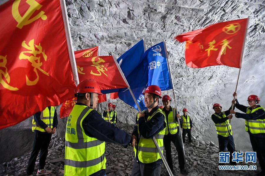 (經(jīng)濟(jì))(3)廣東:韶新高速松山隧道全線貫通