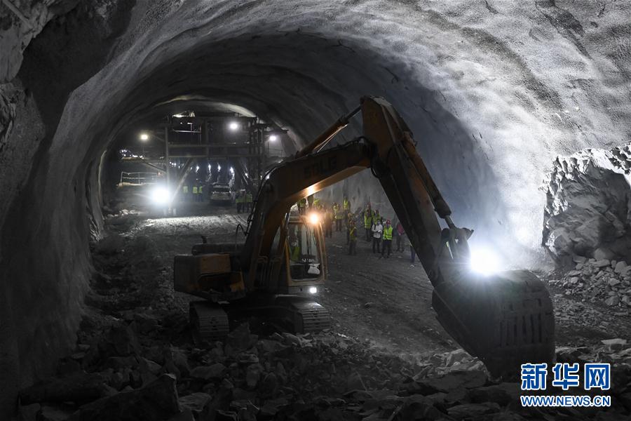 (經(jīng)濟(jì))(2)廣東:韶新高速松山隧道全線貫通