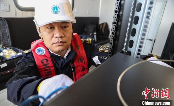 圖為基站工作人員檢測網絡跳線。 龐皓嚴 攝 攝