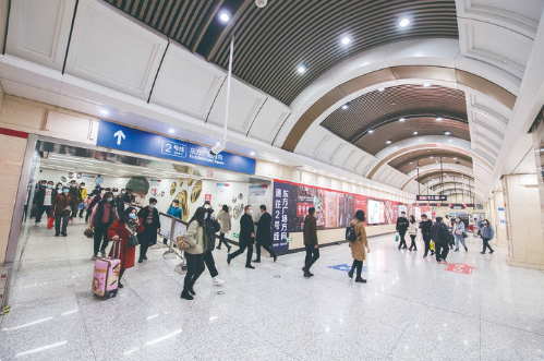 解放大路站是長春軌道交通1號線與2號線換乘站,寬敞的換乘大廳讓市民享受軌道交通出行的便利。 張揚 攝