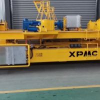 輕型伸縮吊具及偏轉上架