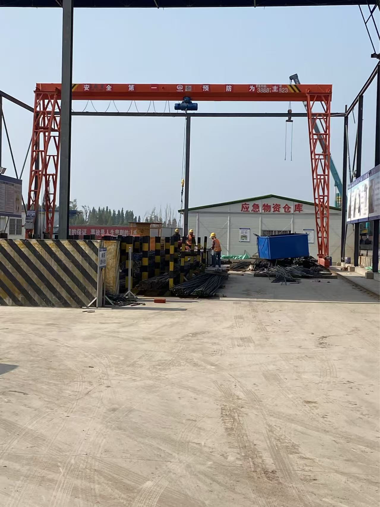 云南昆明起重機｜昆明行車｜昆明電動葫蘆門式起重機刷漆維保