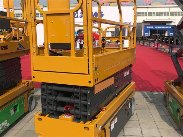 西安電動(dòng)自行走升降平臺(tái)廠家